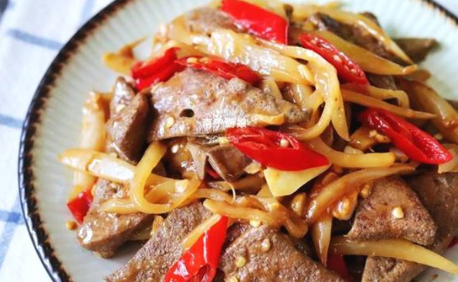 冬天就适合吃点肉,来一道酸萝卜泡椒炒猪肝