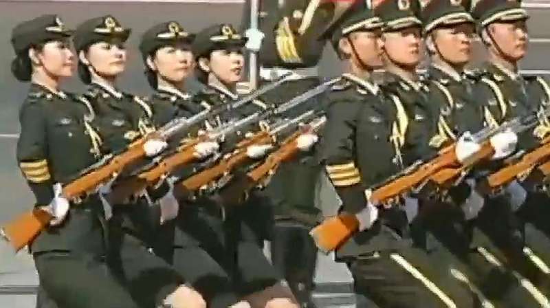 三军仪仗队：女仪仗兵真棒，手中拿那么重的礼兵枪，动作还这么快,军事,阅兵,好看视频
