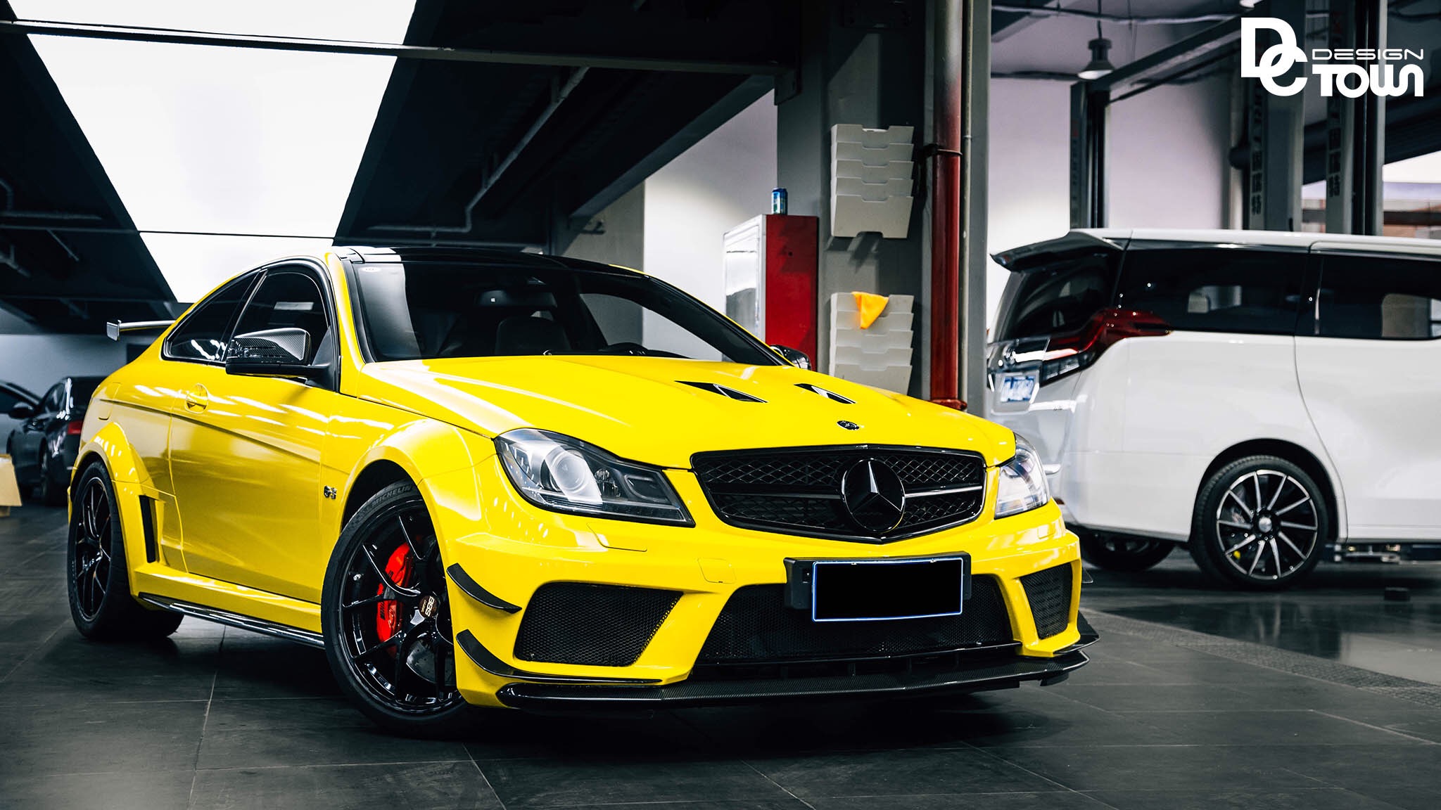 全新黄色奔驰 c63 coupe真的很帅气