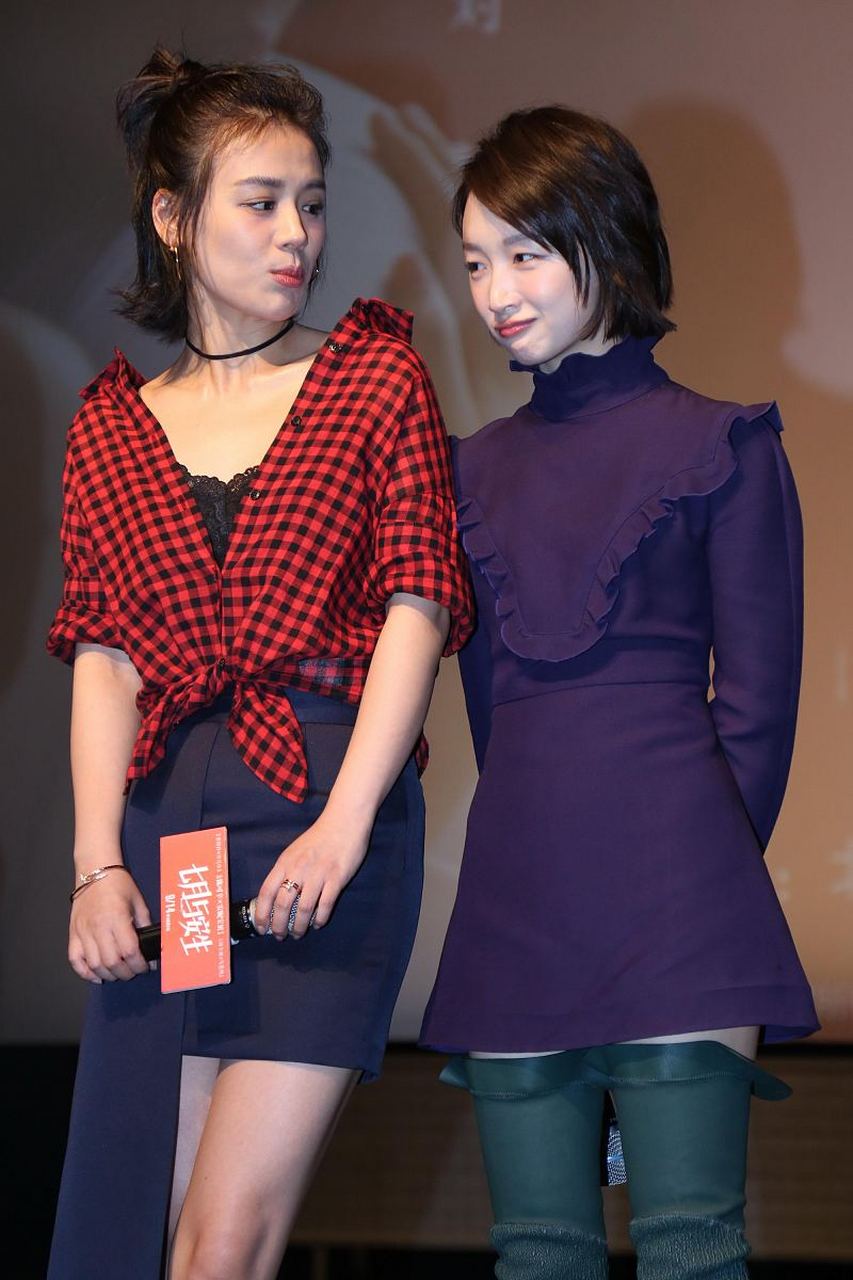 网友偶遇周冬雨和马思纯在巴黎逛街,并晒出一张合照!