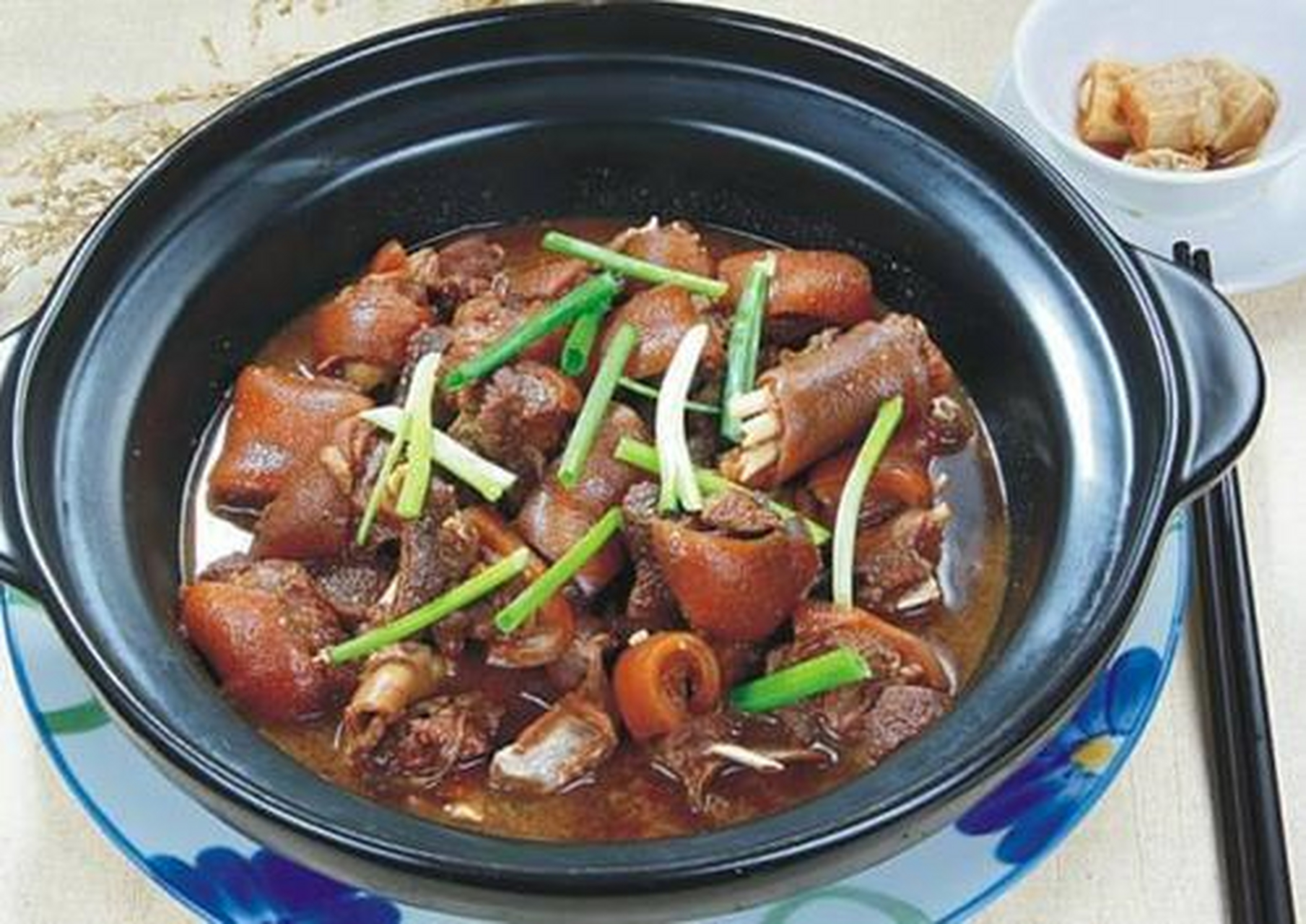 谚云:"吃狗肉,得口福."开平乡间盛行做狗社.