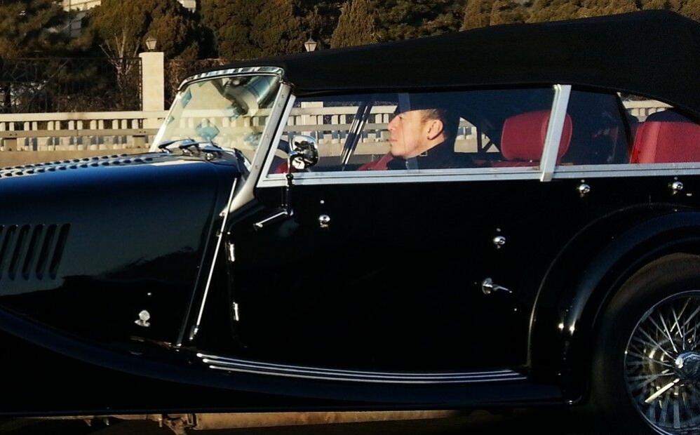 杨坤走红人生大变样,百万豪车偏爱老爷车,前脸有3个雨刮器