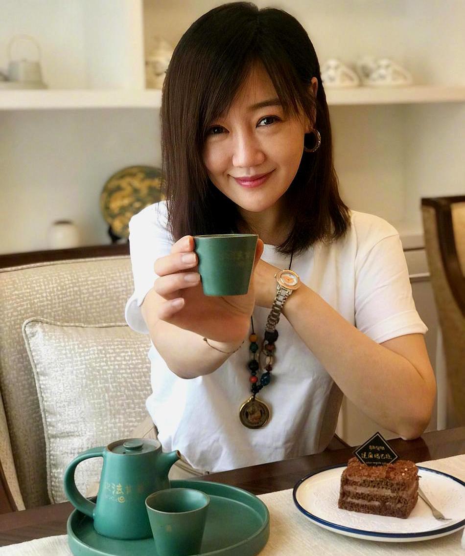 40岁薛佳凝近照曝光,身穿t恤品茶享受甜点,笑容甜美似少女