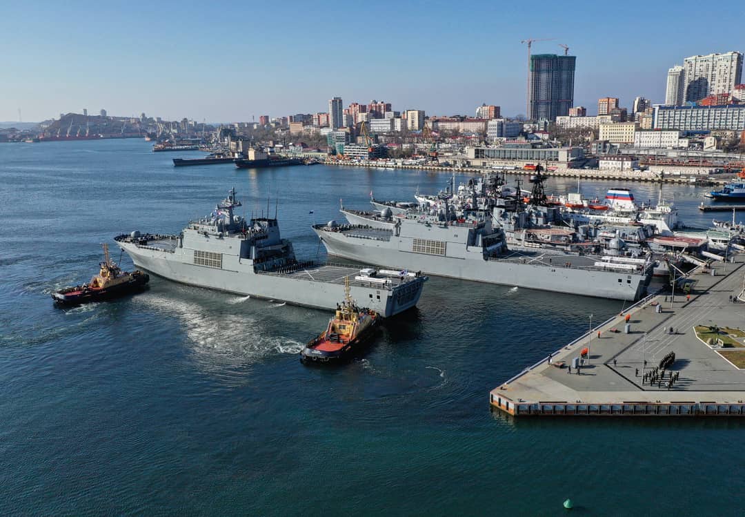 此次的三艘舰艇分别是977号"大祚荣"导弹驱逐舰,lst-686号"天王峰"和