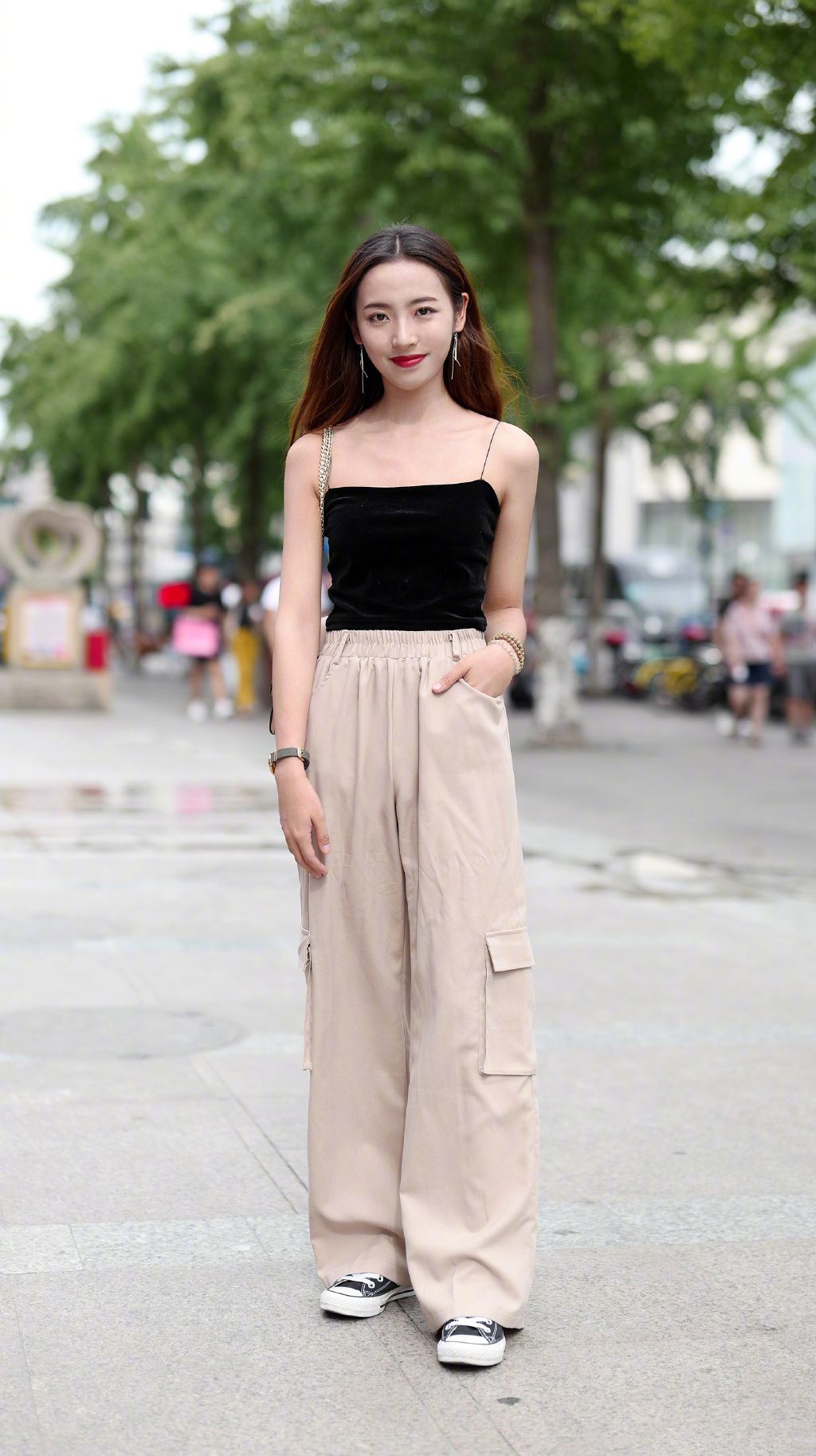 街拍:小姐姐清新的穿搭,休闲时尚,你们喜欢吗?