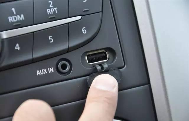 车载usb接口充电你用对了吗?专家:费油是小,毁车就麻烦了