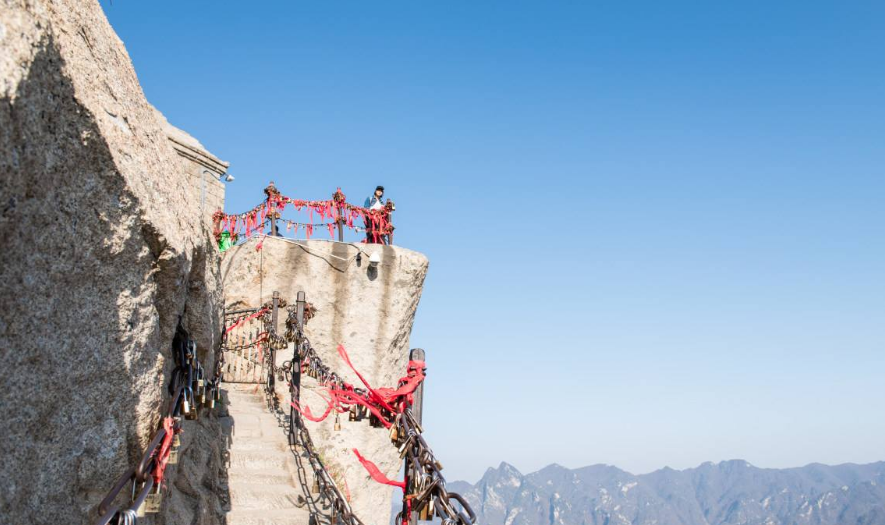 突发事件,男子在华山长空栈道上跳崖,监控记录了全过程