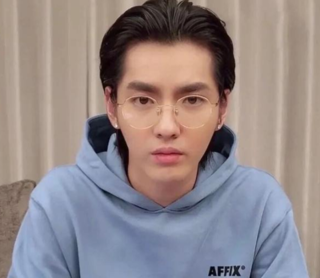 终于知道吴亦凡为啥是"神颜"了,宅在家素颜出镜,颜值高到舔屏