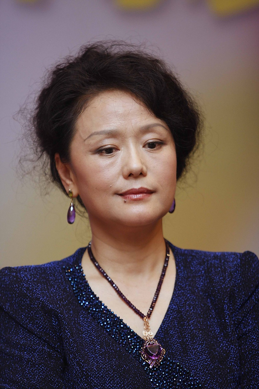 [衰]  廖学秋克制住自己的怒火,扯下两人身上的被子,愤然离开了家.