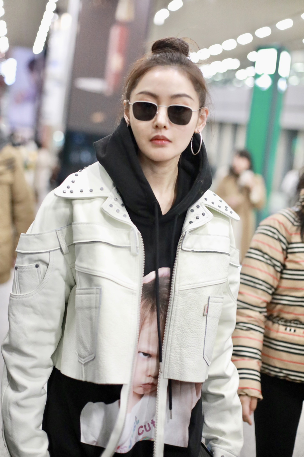 张天爱高扎丸子头活力满满 冬天硬穿无痕裤大秀漫画腿,看着就冷