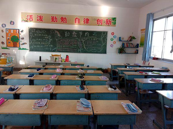 涟水县向阳小学举行小书桌整理评比活动