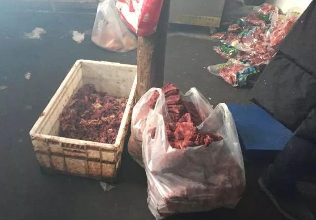 爆黑料丨河北黑作坊用假驢肉銷往北方各地,其製作現場觸目驚心!