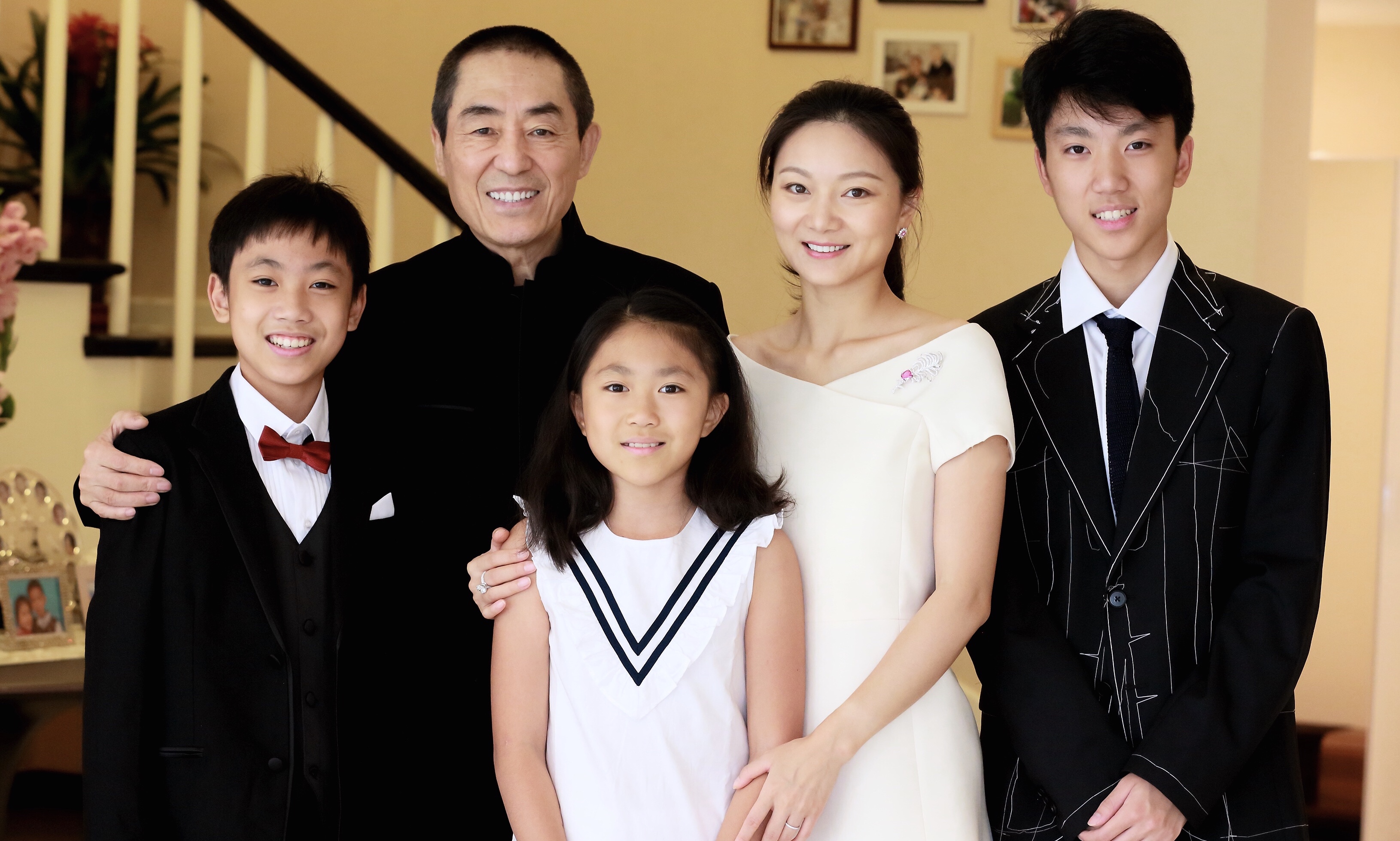 张艺谋全家福曝光,与小31岁妻子恩爱十足,一家五口像祖孙三代!