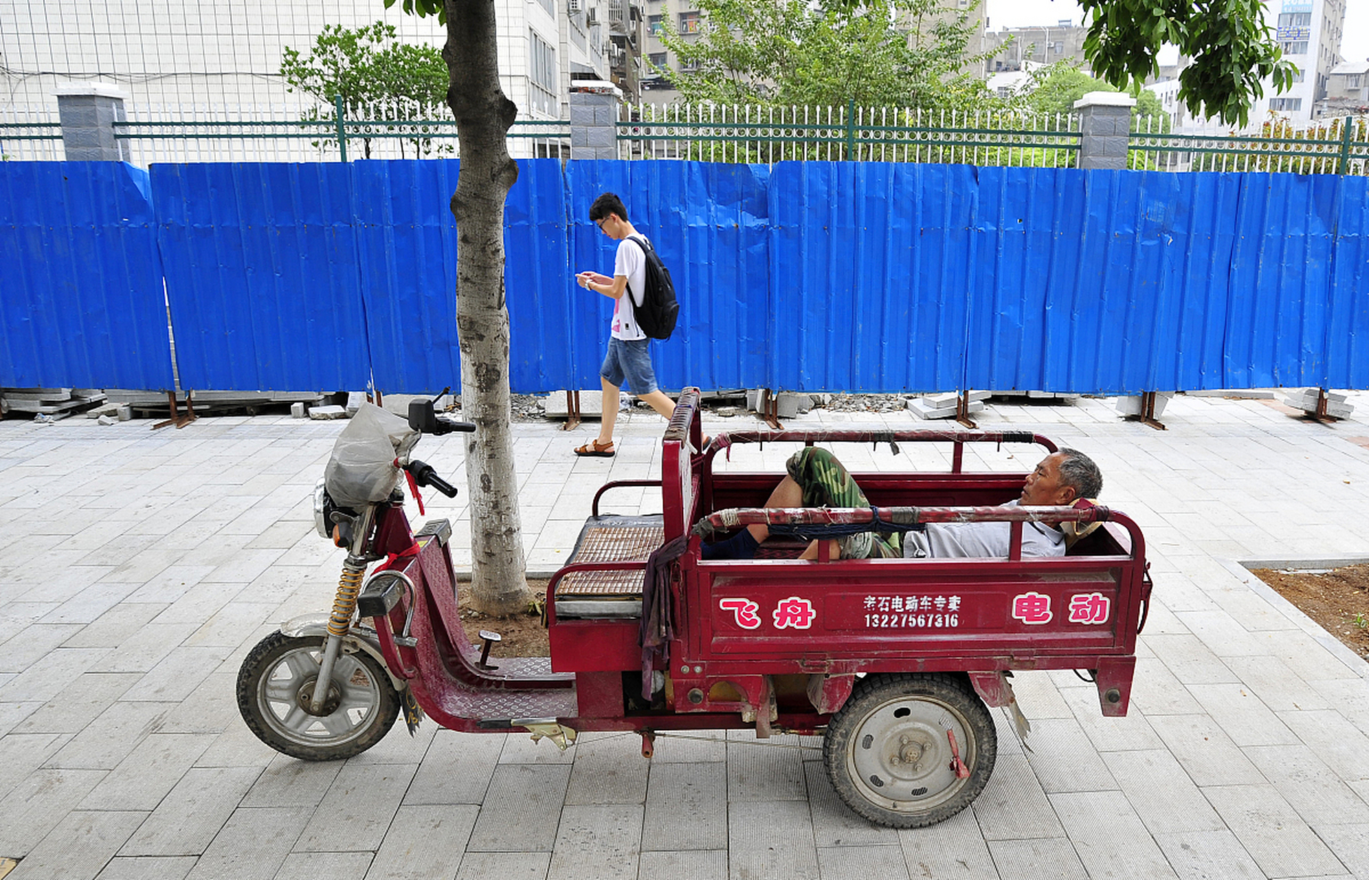 女伴调皮逗弄,男司机笑到车歪,结果让一辆三轮车成了受害者…  行车