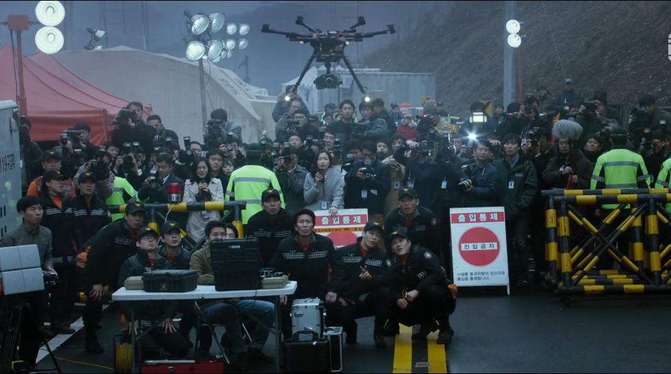 豆瓣评分7.8,《隧道》将荒诞,讽刺,人性描绘到极致