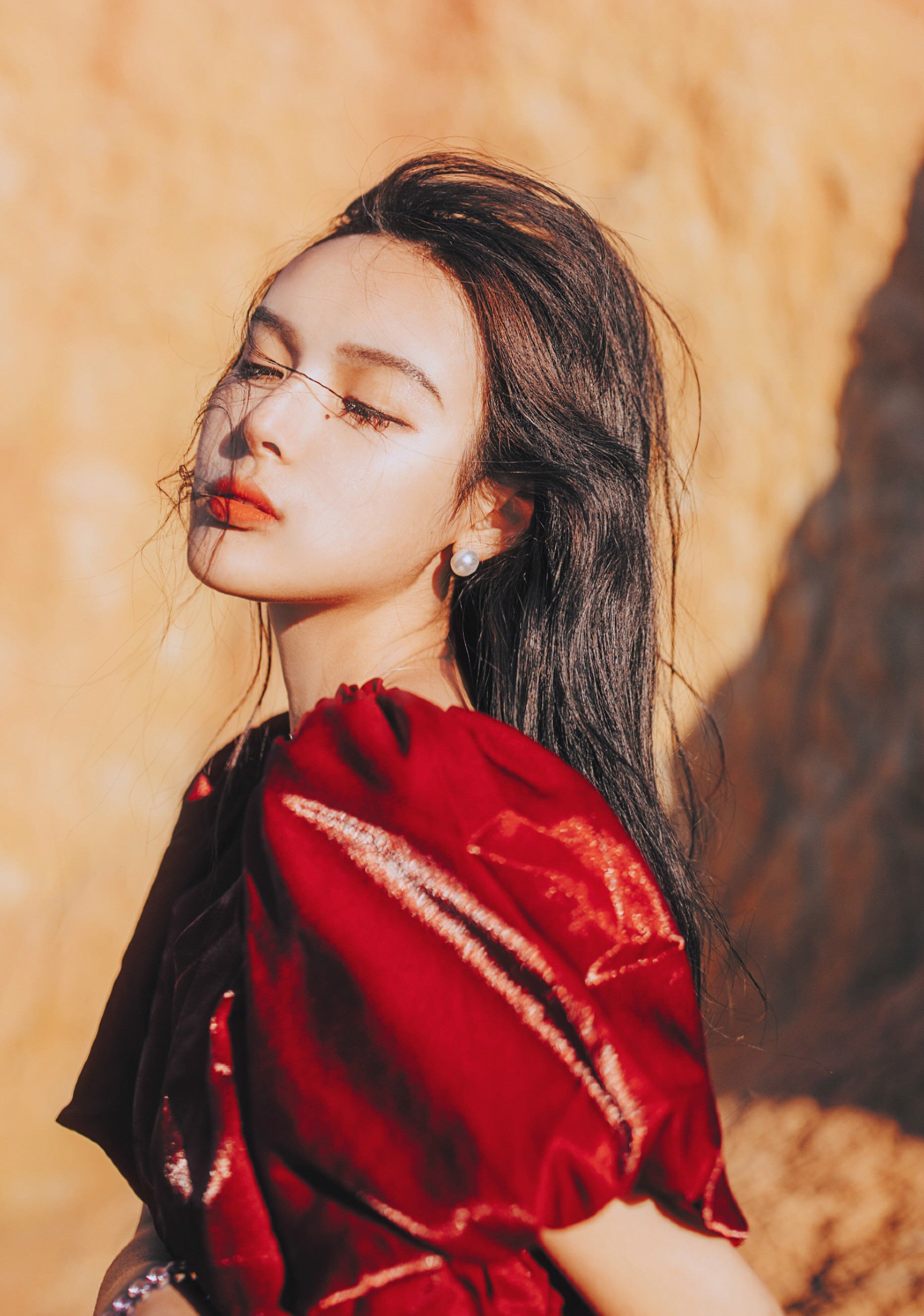 美图摄影:塞外的黄沙满天 红裙女孩秀美感性!