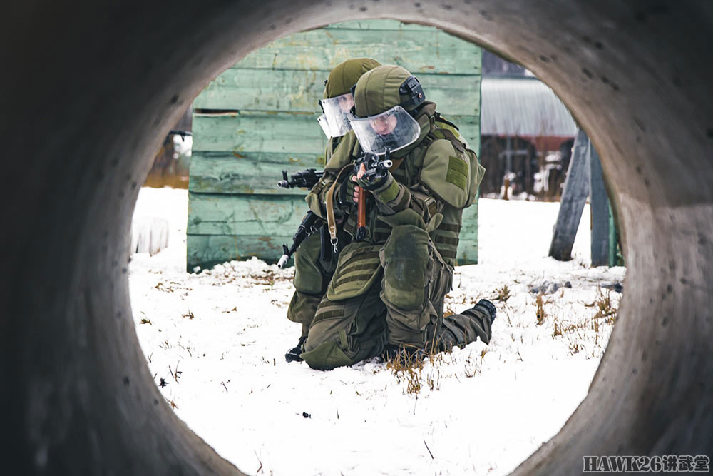 俄军战斗工兵训练照:配备全身护甲 犹如"终结者"一般的存在