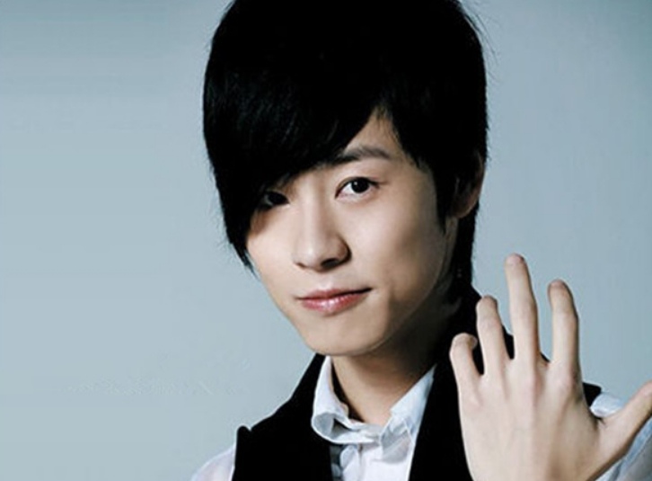 他是何必平,永安当铺的小伙计,胆小怕事,整天想着养小鸡发财致富,虽然