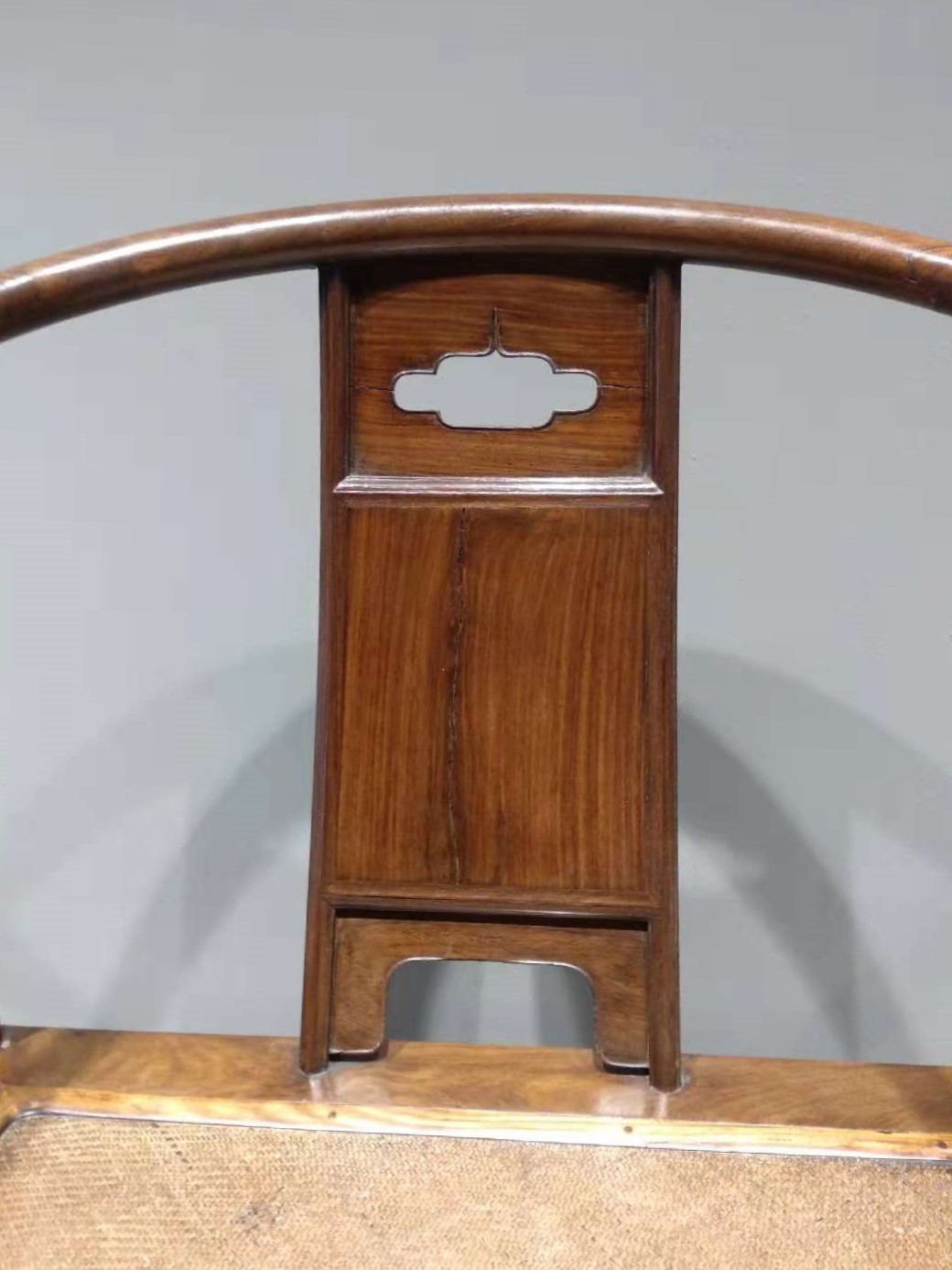 今年嘉德秋拍预展上出现一对安思远圈椅,它们曾被收藏家伍嘉恩女士