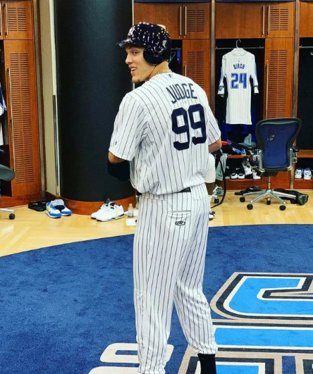 双胞胎石锤了?阿龙-戈登扮成棒球运动员阿伦-贾吉