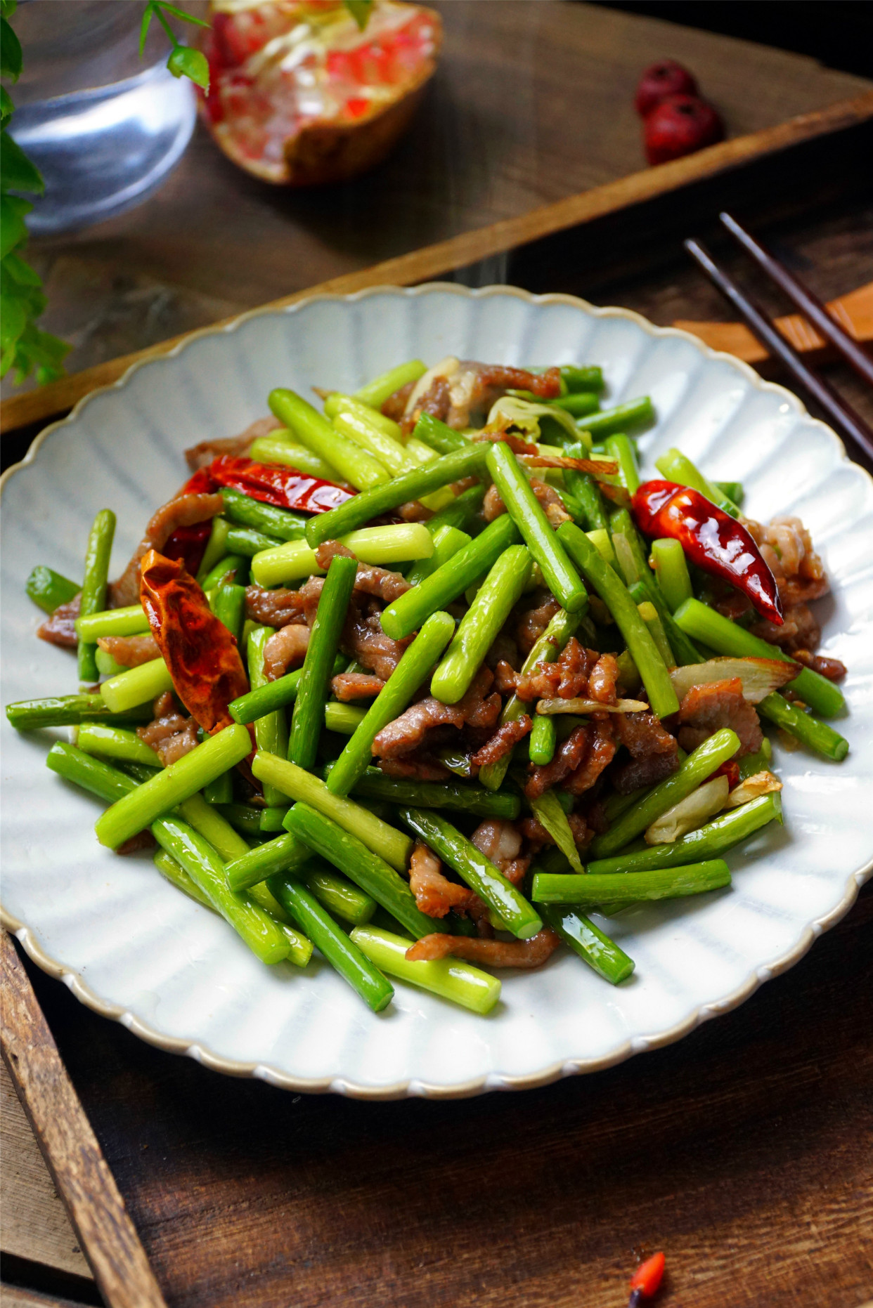 炒蒜苔,蒜苔别切好就下锅炒,多加一步,不发黄,翠绿鲜香还入味