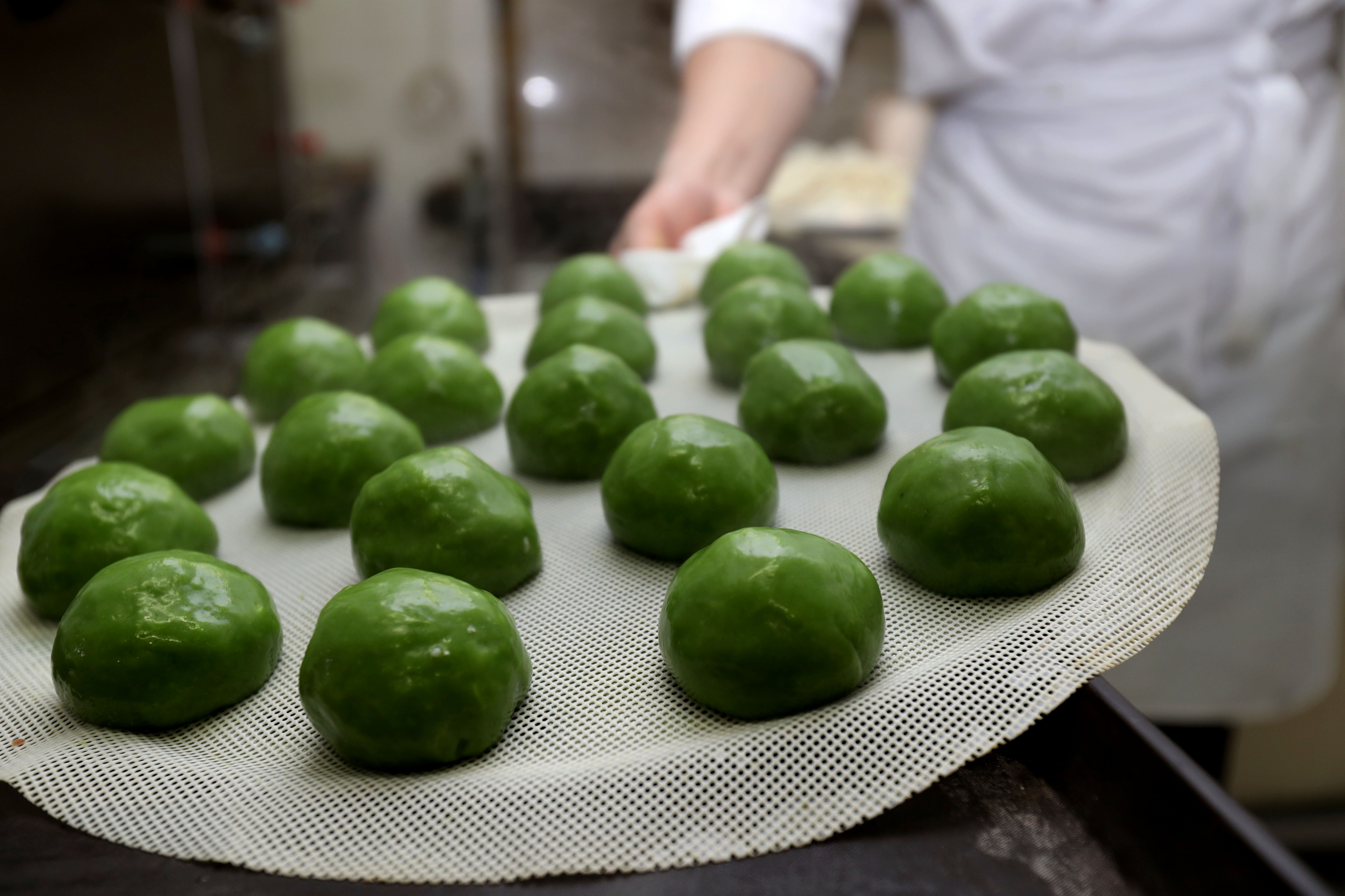 探访上海老字号"网红青团"(1)