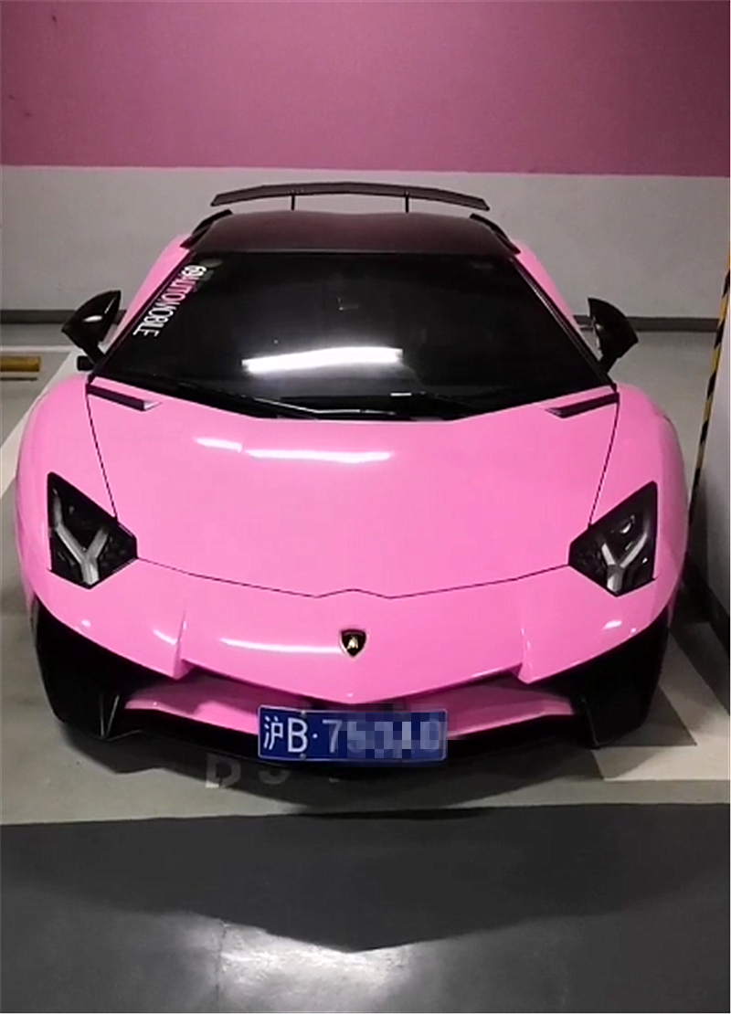最近,在上海一车库偶遇粉色兰博基尼,仔细一看,车库中没一辆车低于