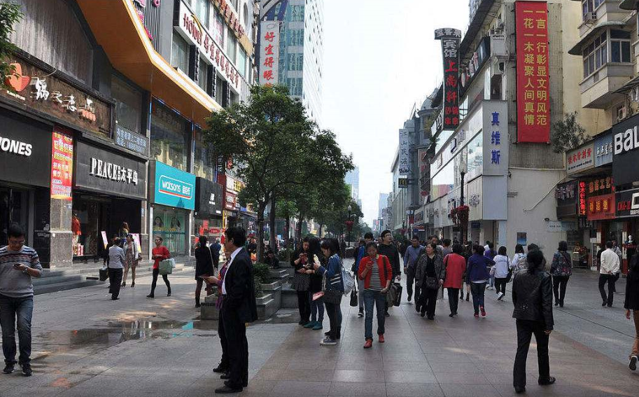 江汉路步行街:中国最长的步行街,有"天下第一步行街"的美誉