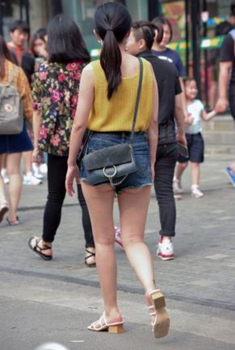 街拍:无法用语言描述,让无数男友尽折腰的蜜桃臀大长腿女神