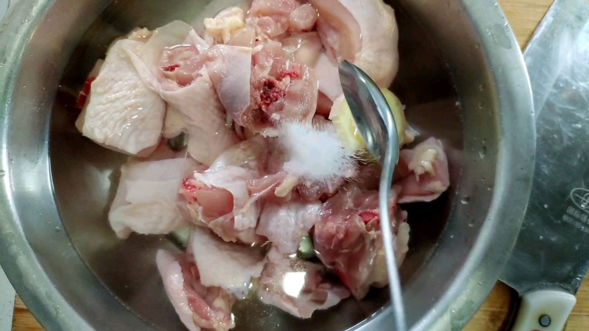 鸡腿下锅前多做一步,去腥还能去血水,做出来的鸡腿全家都爱吃