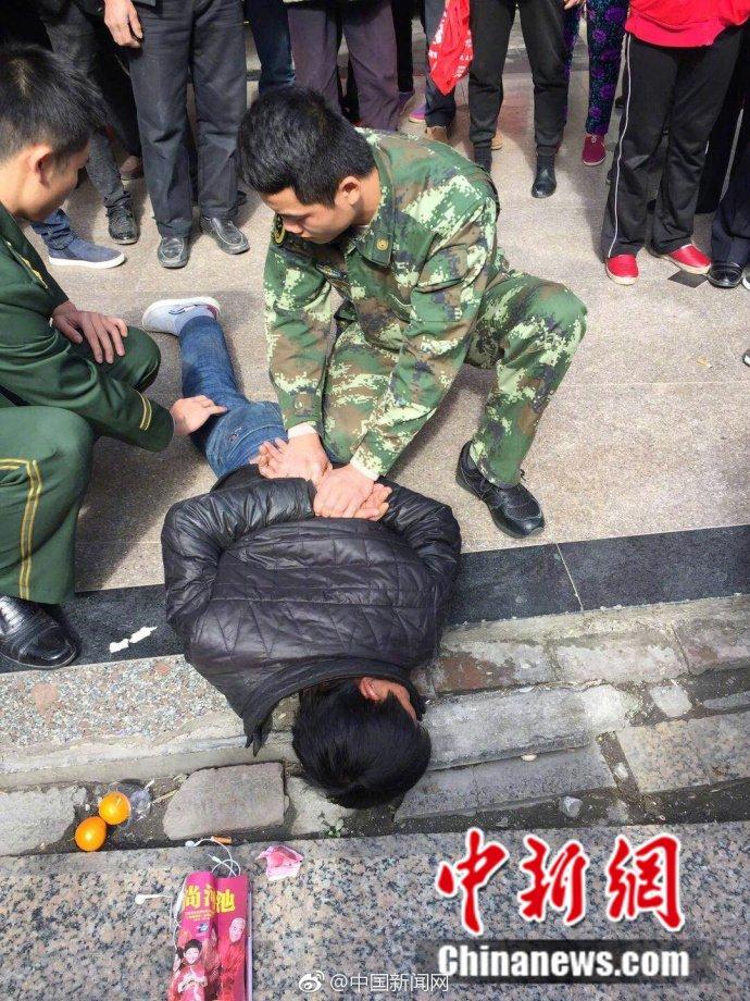 小偷在"110宣传日"作案 转头撞上一车消防员