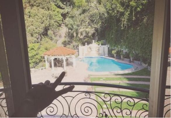 黄子韬在美国的豪宅,是独栋的大别墅,住一百个人都不觉得拥挤