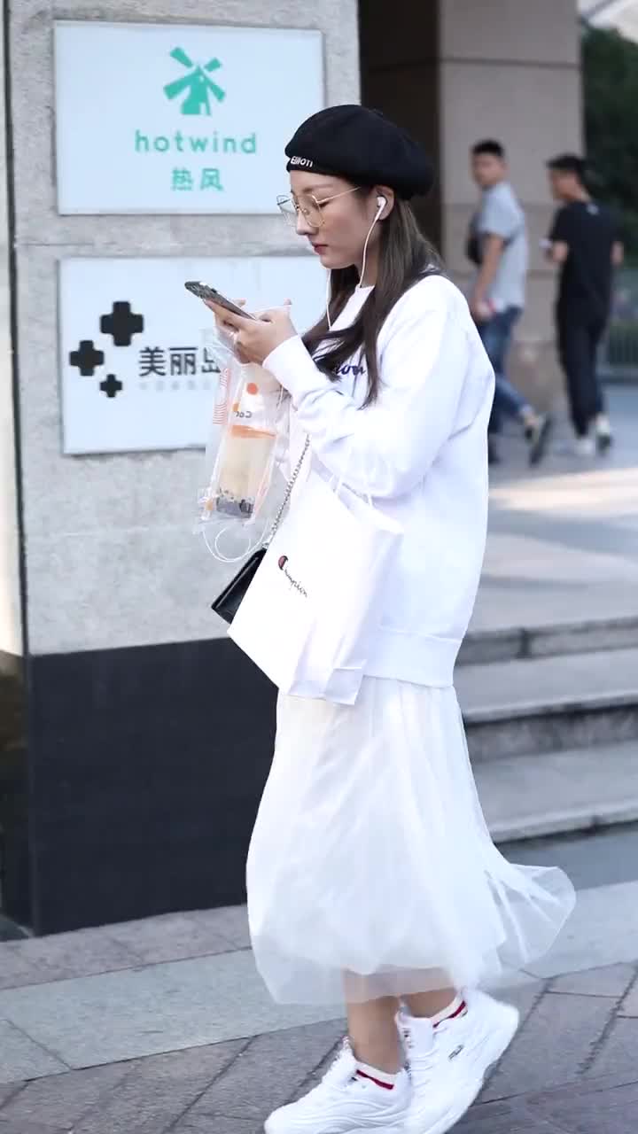 姑娘身穿白色纱裙,搭配小白鞋,养眼好看