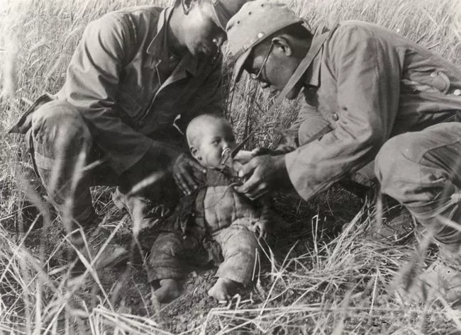 老照片:日本人给孩子灌输武装思想,最后一张在城墙欢庆!