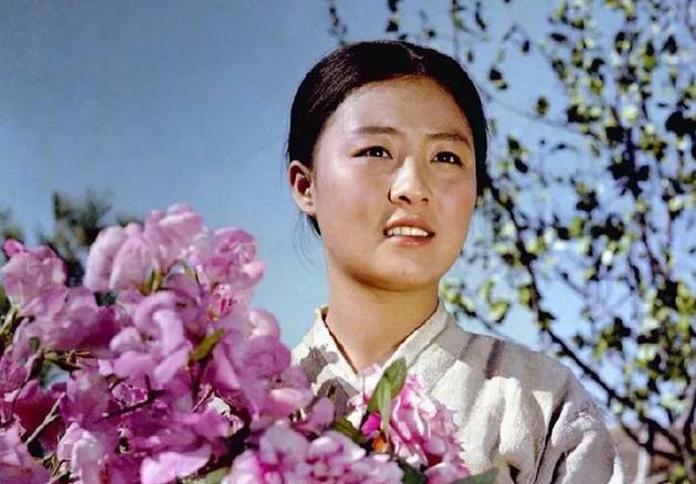 电影《卖花姑娘》女主演员洪英姬有着怎样的艺术人生呢?