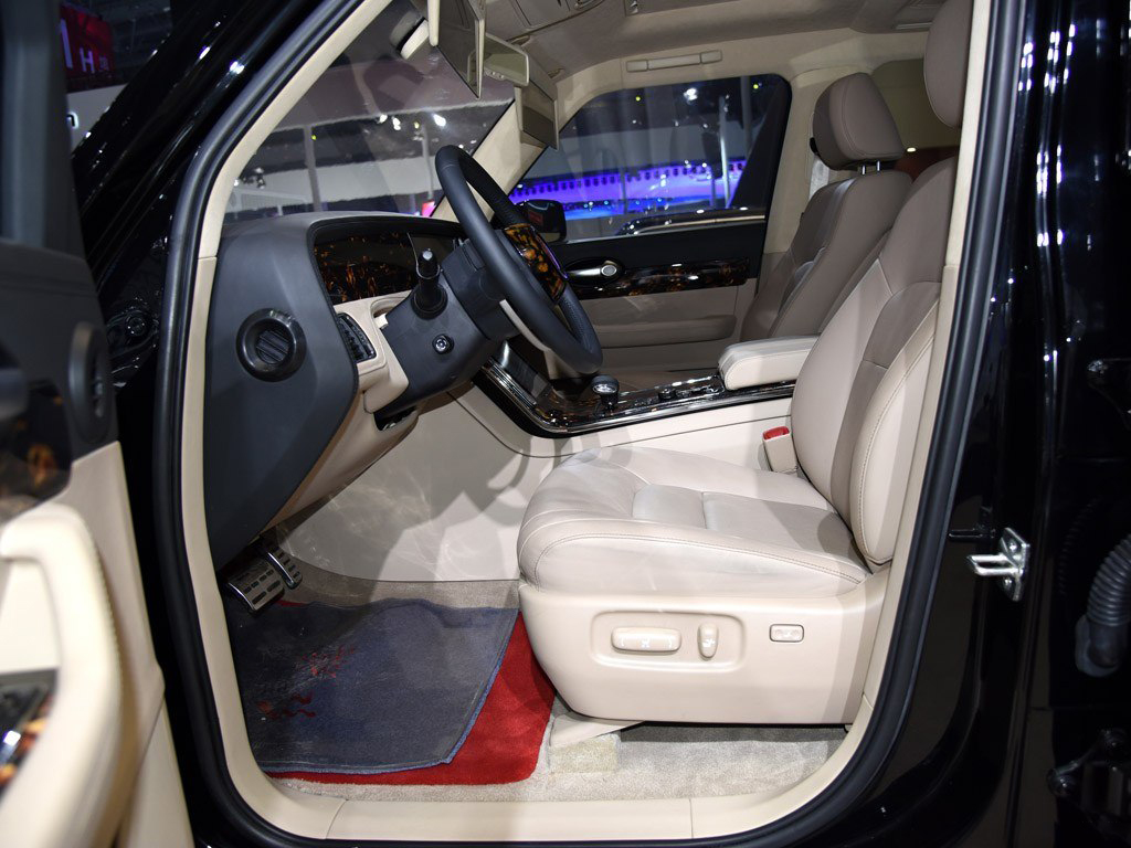 红旗ls5亮相街头,"九龙"附身碾压揽胜,霸气中略带稳重端庄