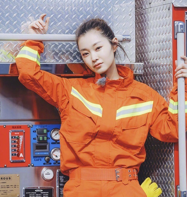 气质女神宋轶,消防制服写真图片,最美侧颜杀