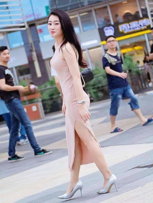性感美少妇,穿开叉裙长腿莹润白皙,引得无数路人回首