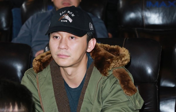 李晨神隐5月暴瘦公开亮相!「脸颊凹陷」素颜坐观众席