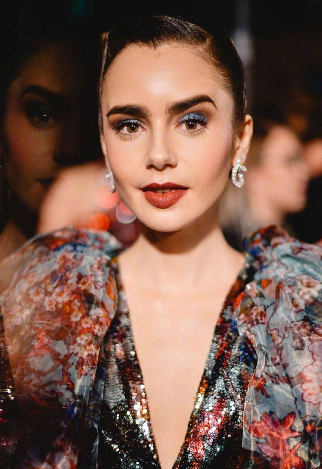 莉莉柯林斯穿仙女纱裙,孔雀眼妆大胆又惊艳,好像当年的赫本!