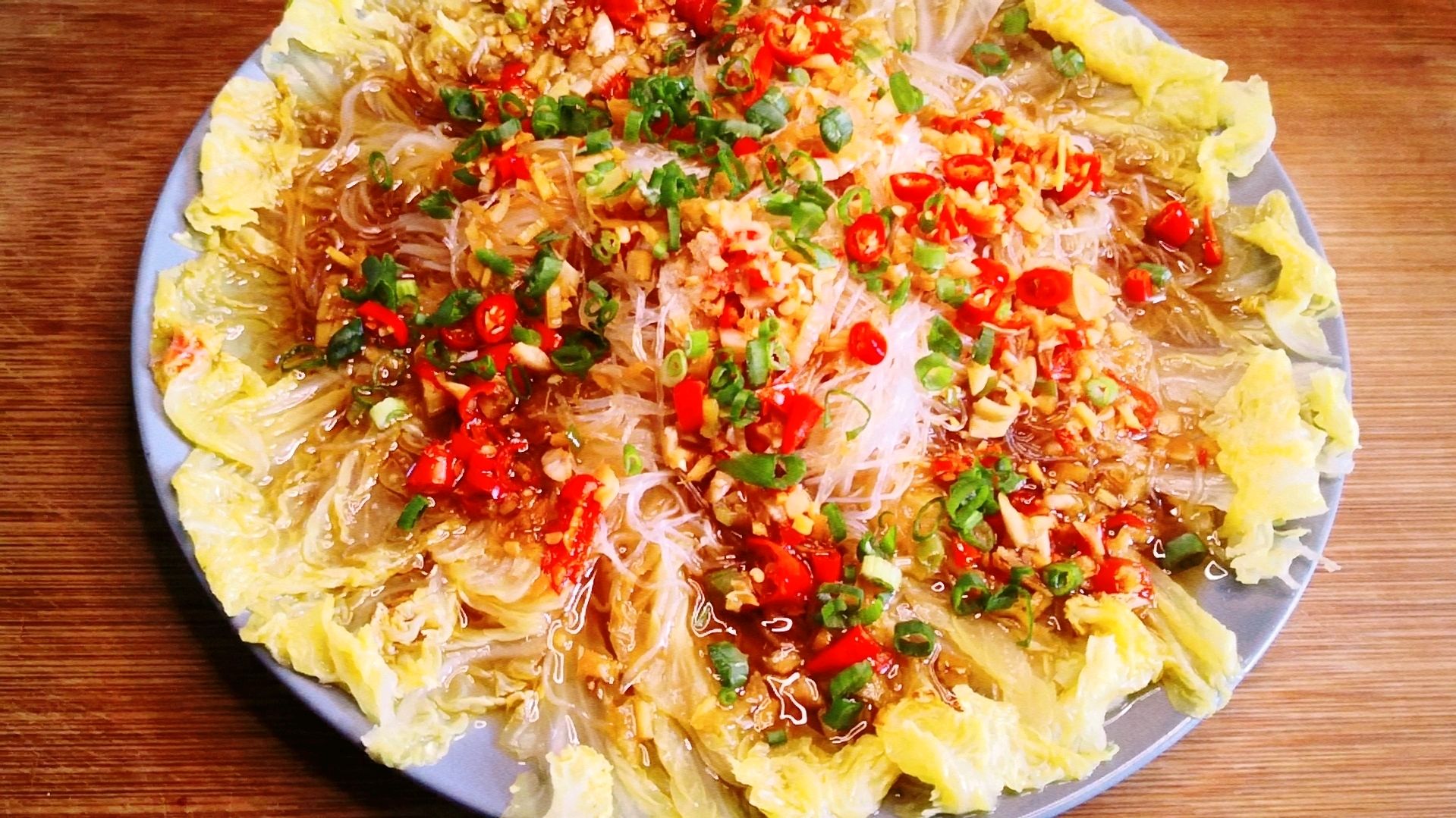 漂亮大方像朵花的蒜蓉粉丝蒸白菜,味道毫不逊色于饭店,鲜甜好吃