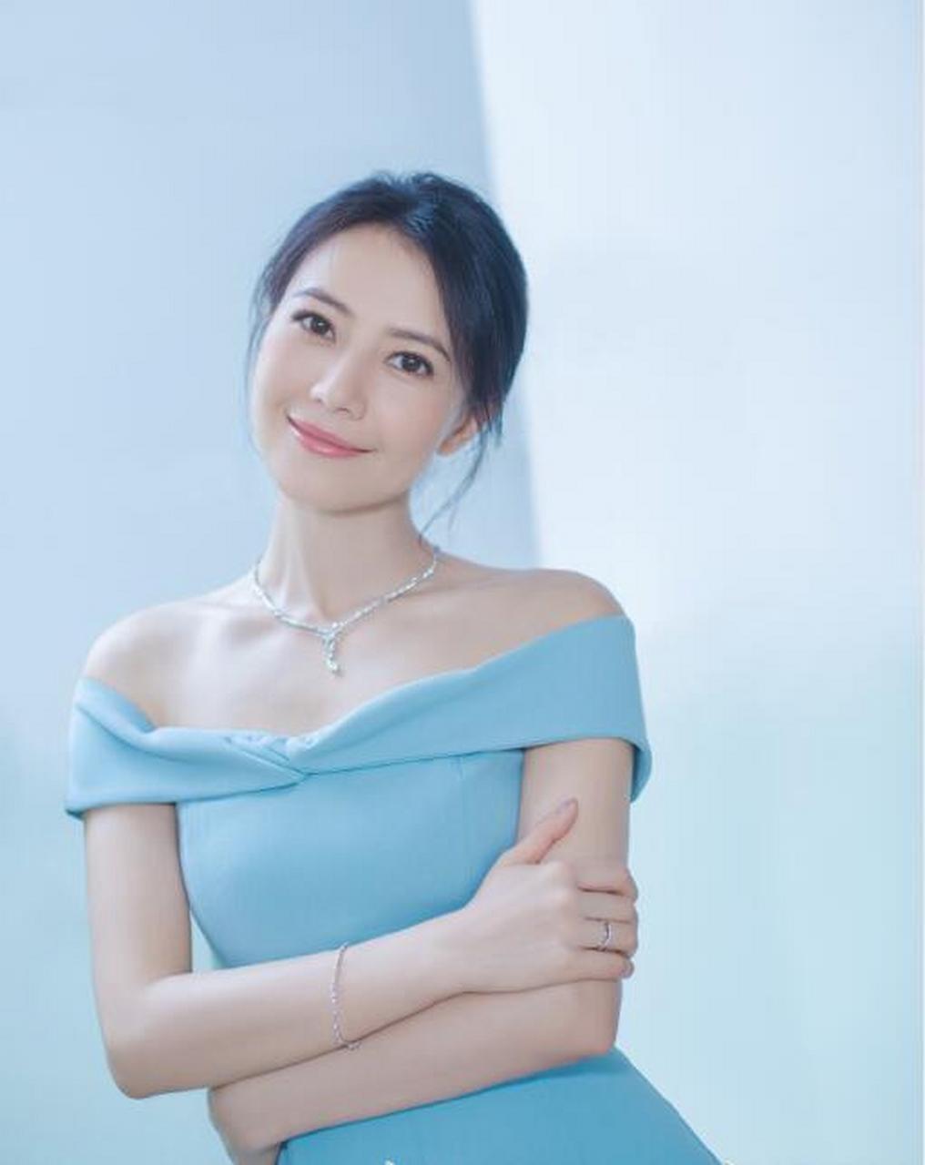 高圆圆"一字锁骨"真美,穿一款淡蓝色一字肩优雅端庄惊艳了时光,一张"
