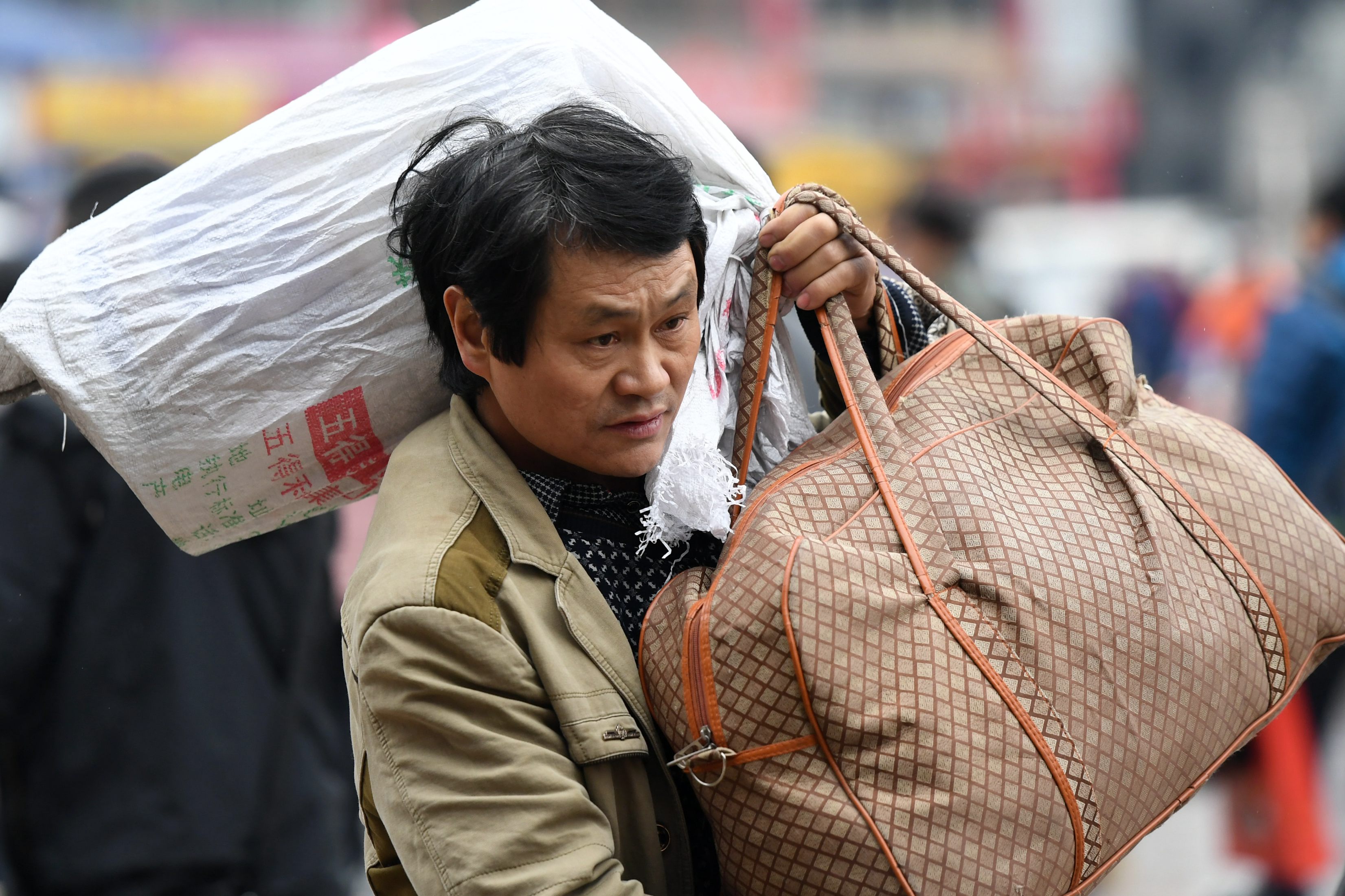 春运大潮中,那些压在农民工肩上的行囊,沉重得让人心酸