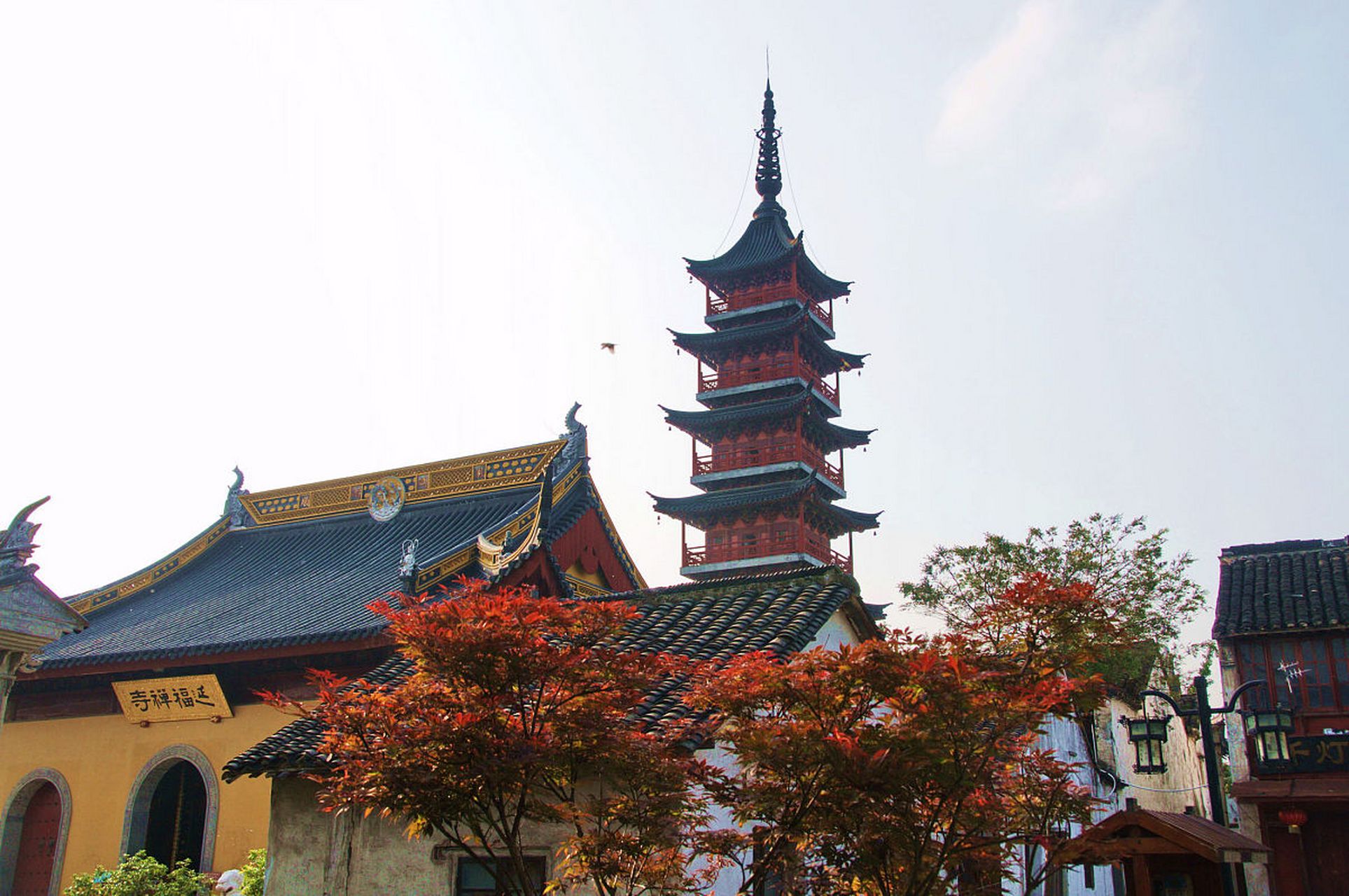 秦峰塔位于江苏苏州昆山千灯镇尚书浦西岸延福寺内,始建于梁天监二年
