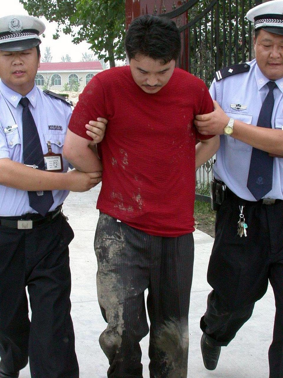 我们都知道,监狱是改造罪犯的地方,然而,狱警的暴力行为却让人不禁要