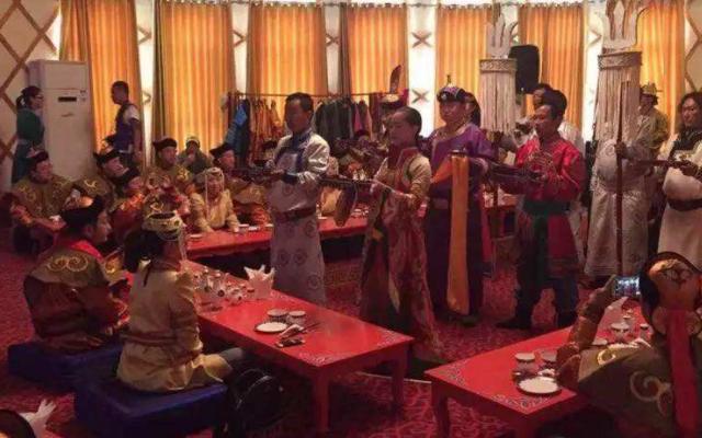 质孙服与蒙古族男子服饰,在元朝都有哪些特点和作用?