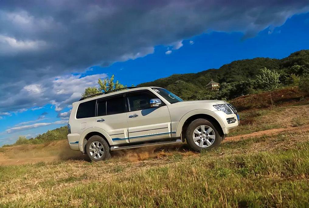 这款新车的价格比霸道还要便宜将近十万,但是性能和舒