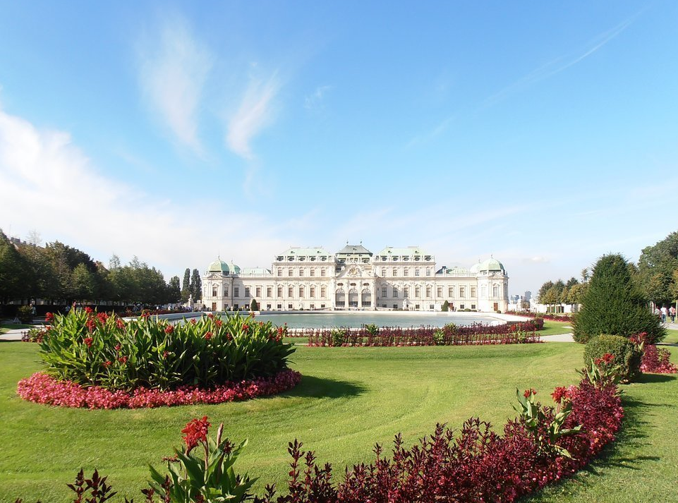 这里的景色非常的美,一座宫殿的前面有一整个花园,看上去非常的优美