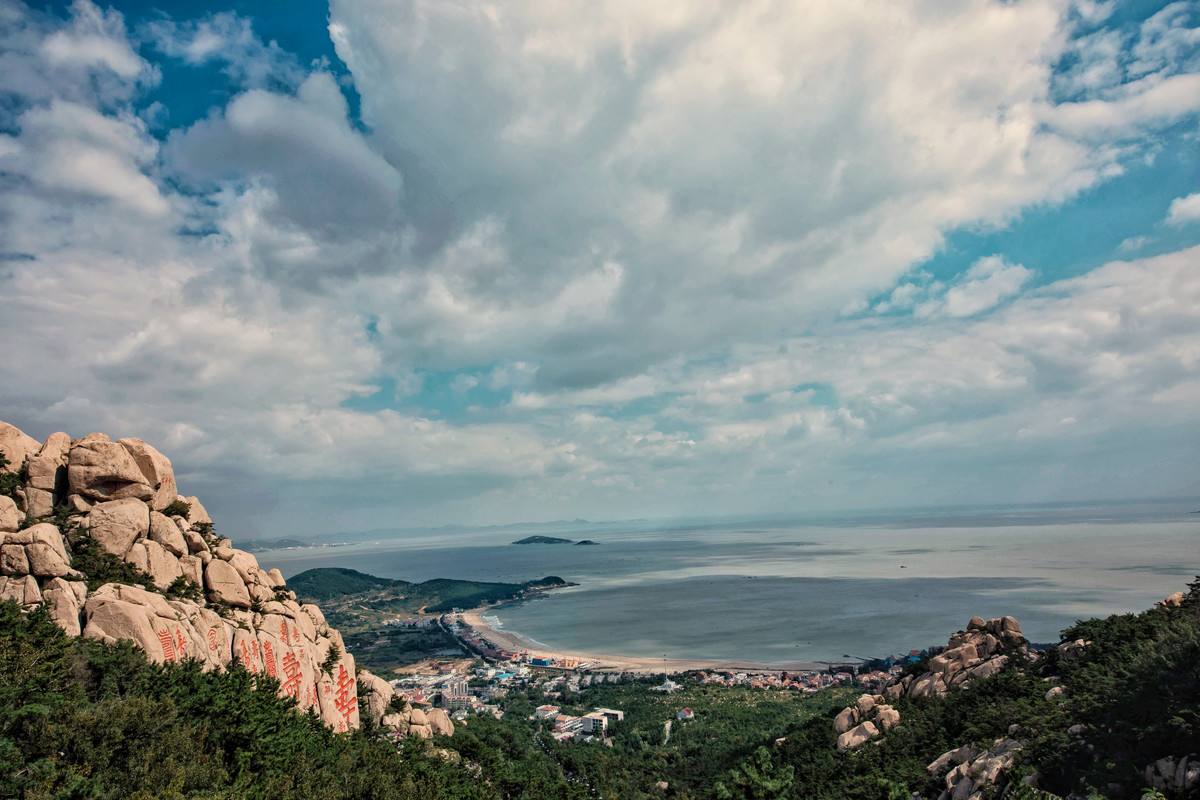 崂山:被称为"海上名山第一",可以欣赏美丽的山景,海景
