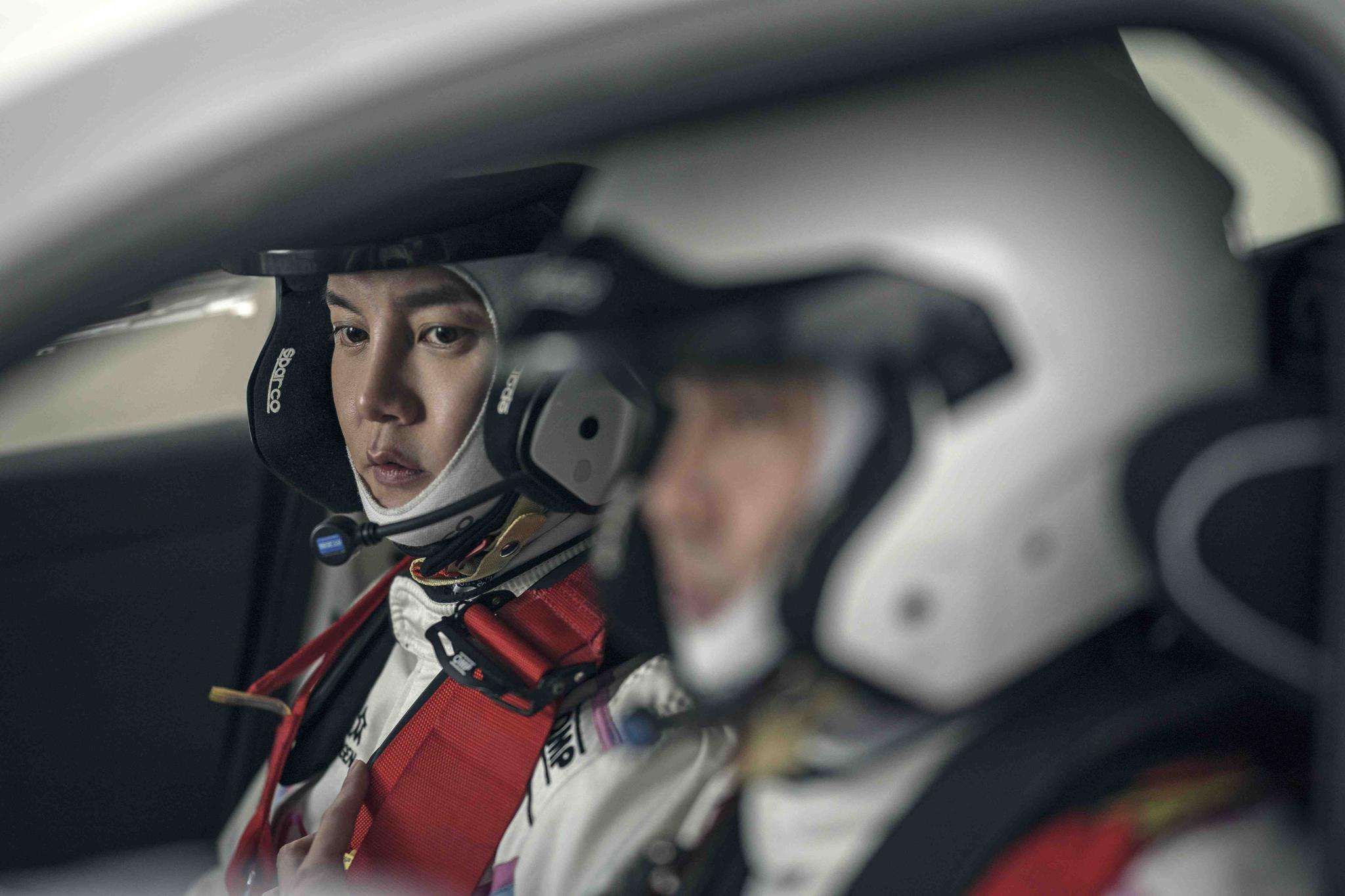 《飞驰人生》没有女主角,尹正秀了一段钢管舞,被封为"女一号"